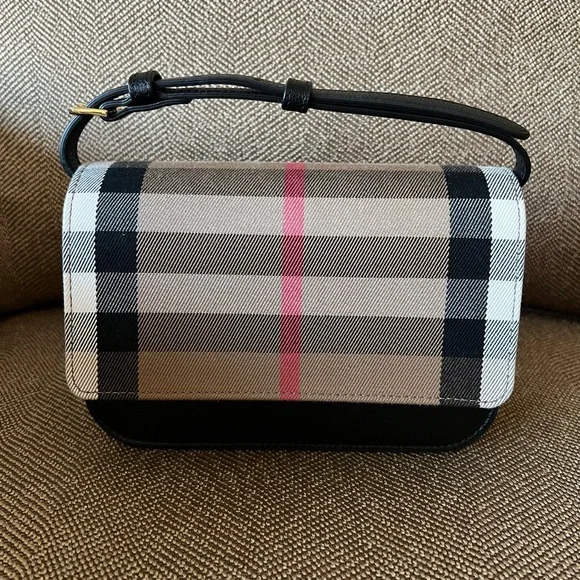 Burberry purse - Picture 10 of 16